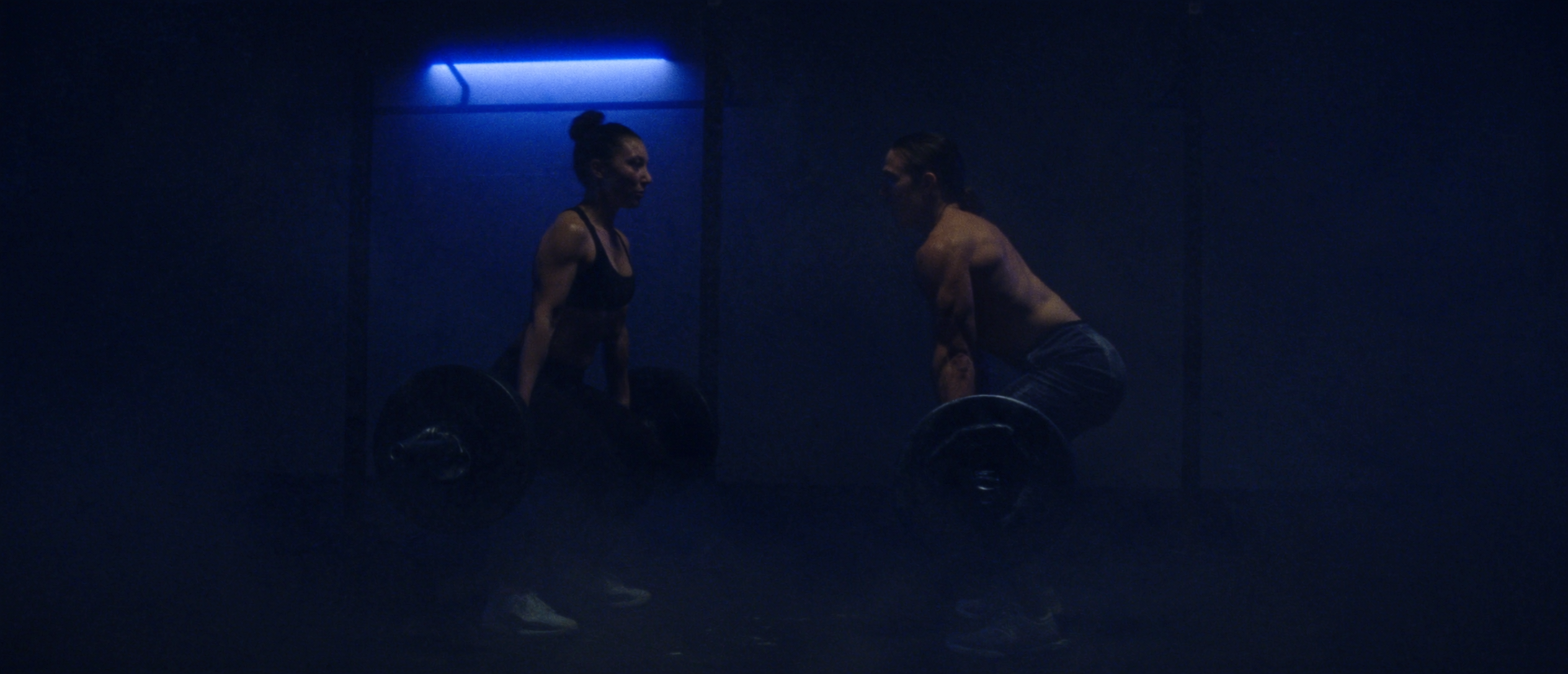 Athletes squat cleaning